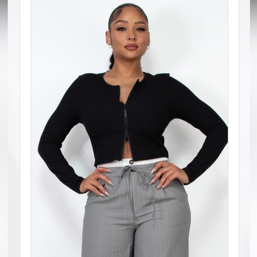 A knit simple vibrant top 🖤